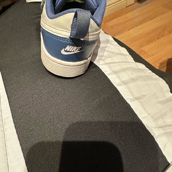 Youth Nike sneakers - Picture 3 of 3